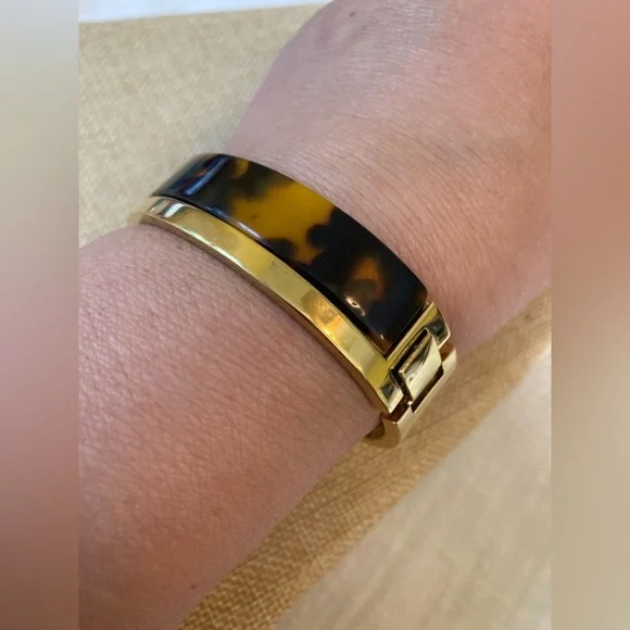 Stella & Dot Tortoise Hinged Bangle Bracelet Chic Business Casual - Picture 1 of 9